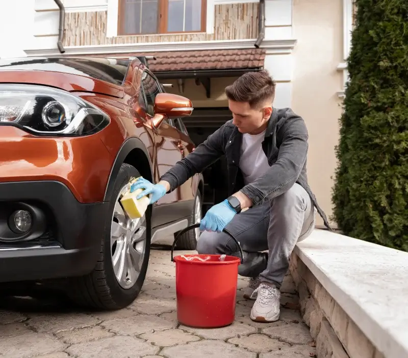 Lavage auto à domicile Terres-de-Haute-Charente : professionnel intervenant sur un véhicule